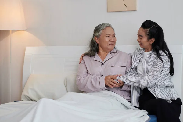 Mosolygó Meglátogatja Beteg Idős Anyja Otthon — Stock Fotó