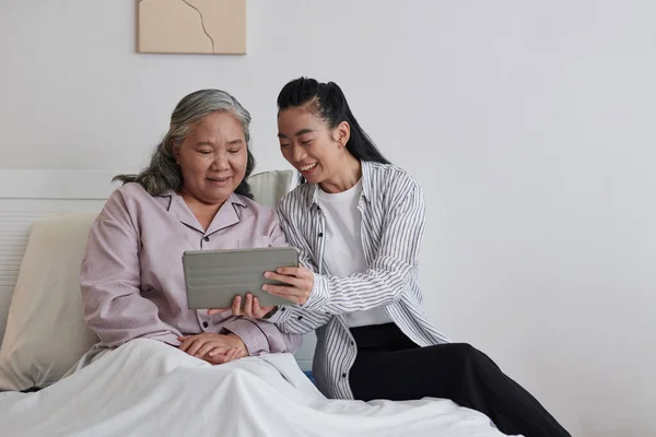 Gülümseyen Kadın Tablet Bilgisayarda Yaşlı Anneye Video Gösteriyor — Stok fotoğraf