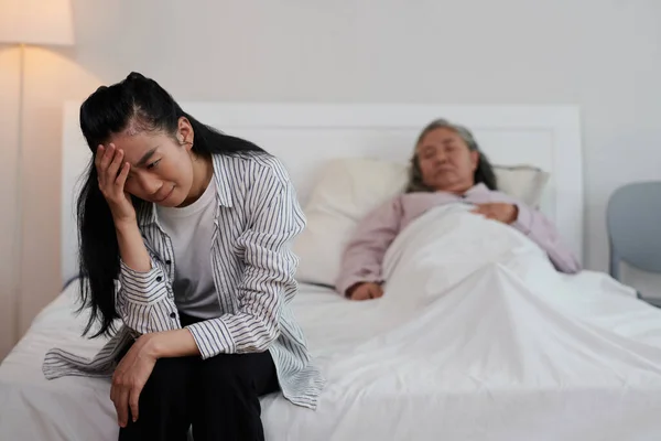 Gråter Ung Kvinna Sitter Sängen Hennes Allvarligt Sjuka Senior Mor — Stockfoto