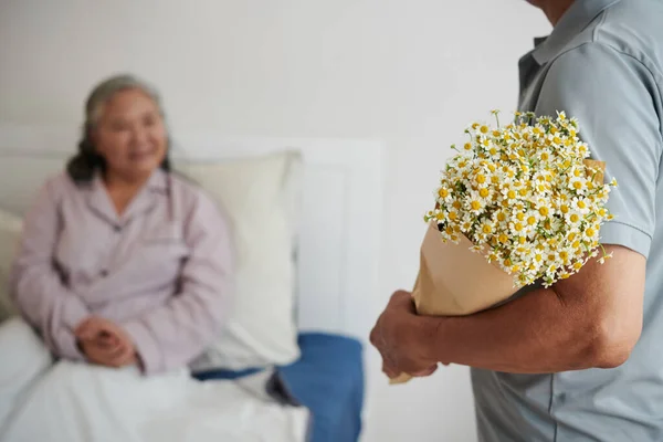 Hasta Karısına Bir Buket Çiçek Getiren Koca Doğum Gününü Hastanede — Stok fotoğraf