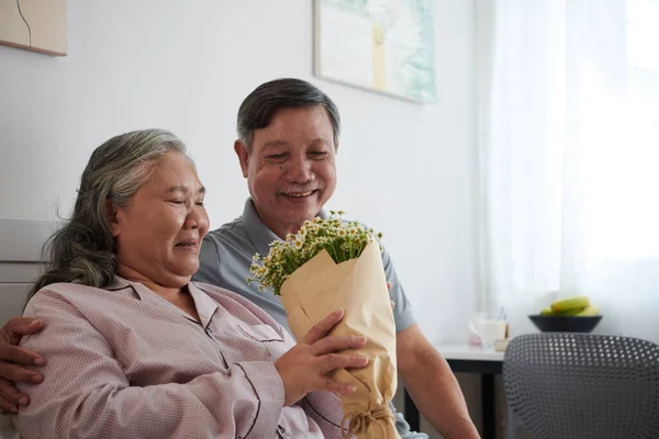 Senior Man Brining Flowers Wife Her Birthday Ther Morning — Stock Photo, Image
