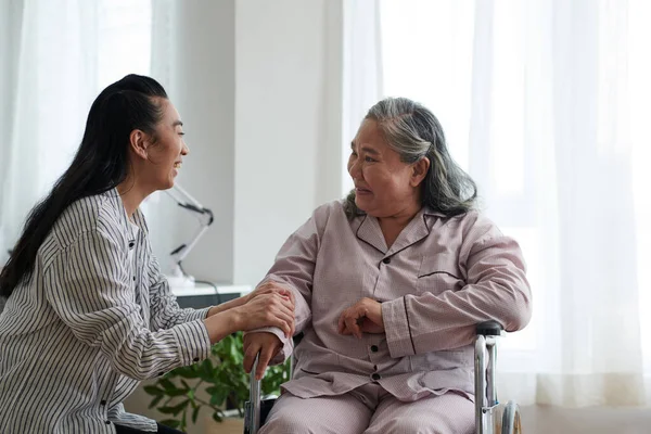 楽しい介護者訪問シニア女性で老人ホームで彼女を楽しませる — ストック写真