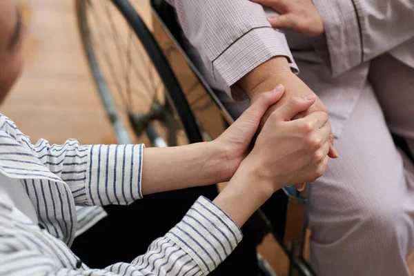 Pflegerin Hält Hand Der Seniorin Sie Unterstützen — Stockfoto