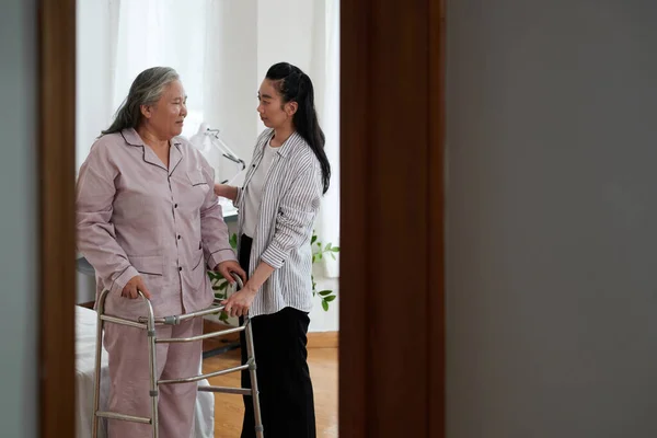 Worried Daughter Helping Senior Mother Move House Walker — Stock Photo, Image