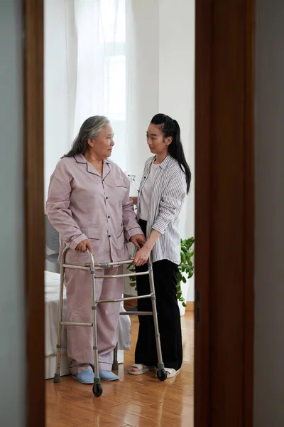 Mamma Hjälper Sjuka Äldre Kvinna Att Med Walker För Första — Stockfoto