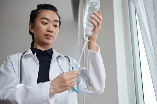 Läkare Kontrollerar Droppe Räknare Med Medicin Hon Förberett För Petient — Stockfoto