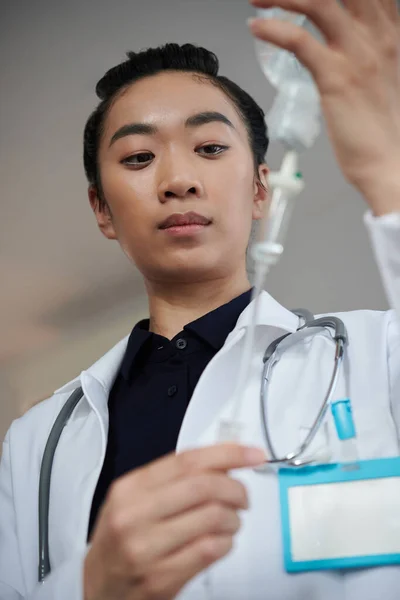 Medisch Medewerker Controleren Drop Counter Voorbereid Voor Patiënt — Stockfoto