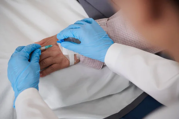 Närbild Bild Läkare Sätta Intravenös Kateter Handen Patienten — Stockfoto