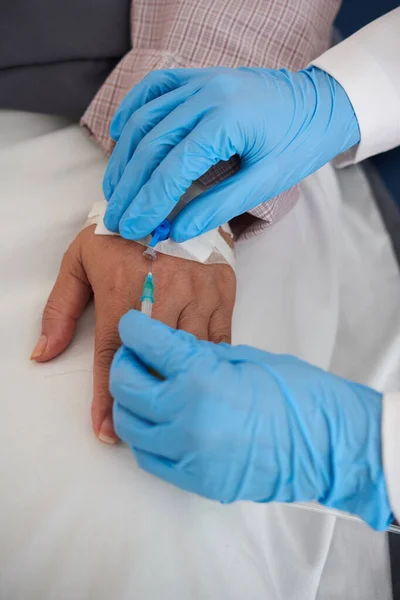 Mãos Médico Removendo Cateter Intravenoso Depois Terminar Procedimento Médico — Fotografia de Stock