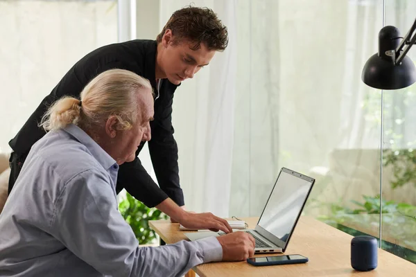 Jongeman Die Opa Uitlegt Hoe Applicatie Laptop Gebruiken Communiceren Met — Stockfoto