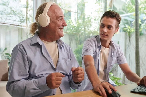 Young Man Sharing Music Playlist Grandfather — Stock Photo, Image
