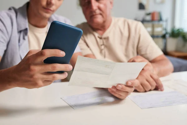 Jongeman Helpt Grootvader Rekeningen Betalen Mobiele Applicatie — Stockfoto