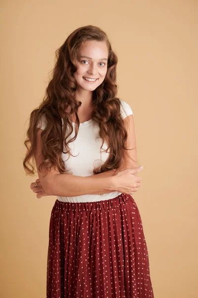 Beyaz Tişörtlü Uzun Kırmızı Etekli Mutlu Genç Kadın Kameraya Gülümsüyor — Stok fotoğraf