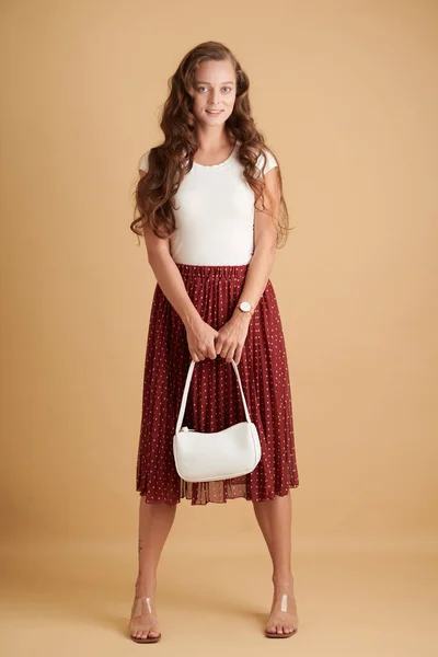 Lächelnde Junge Frau Sommerkleidung Mit Kleiner Weißer Tasche Und Blick — Stockfoto