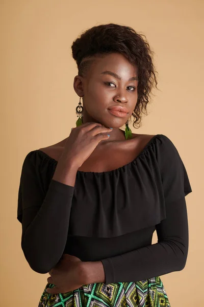 Студийный Портрет Серьезной Молодой Чернокожей Женщины Касающейся Подбородка Смотрящей Камеру — стоковое фото