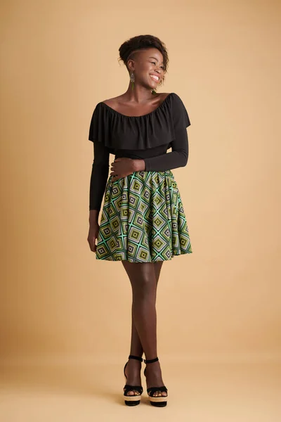 Ευτυχισμένη Μαύρη Γυναίκα Ντυμένη Για Πάρτι Στέκεται Πάνω Μπεζ Φόντο — Φωτογραφία Αρχείου