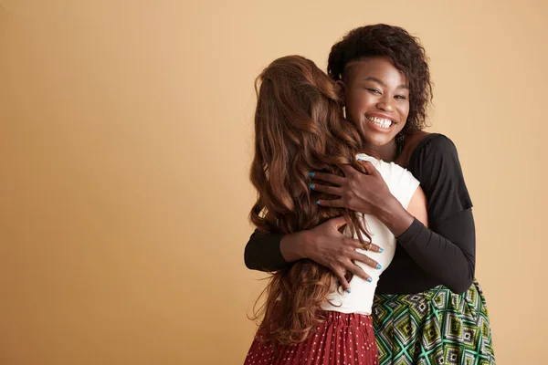 Улыбающаяся Счастливая Черная Женщина Обнимает Свою Лучшую Подругу Смотрит Камеру — стоковое фото