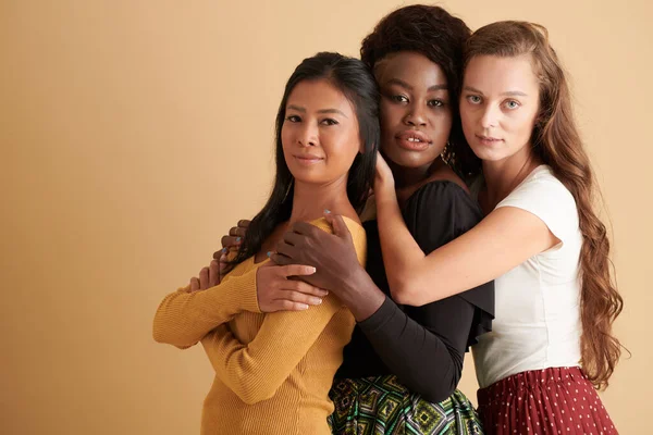 Красивые Разнообразные Молодые Женщины Позируют Студии Цветном Фоне — стоковое фото