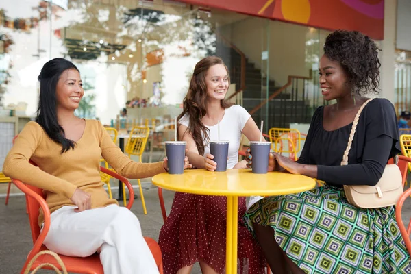 Разнообразная Группа Подруг Встречается Кафе Открытом Воздухе Выпить Обсудить Новости — стоковое фото