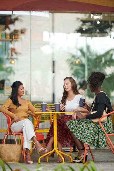 Группа Молодых Женщин Яркой Летней Одежде Столом Кафе Открытом Воздухе — стоковое фото