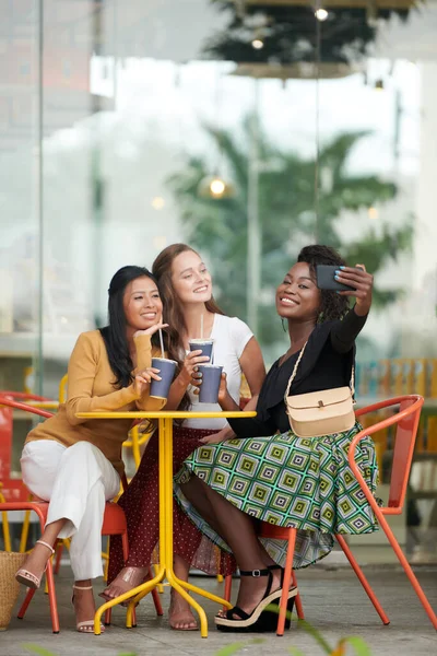 Gülümseyen Genç Bir Kadın Iyi Arkadaşlarıyla Dışarıda Kafeteryada Vakit Geçirirken — Stok fotoğraf