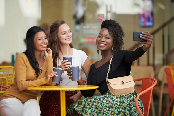 Grupo Amigas Felices Bebiendo Cócteles Tomando Selfie Mesa Cafetería Aire — Foto de Stock