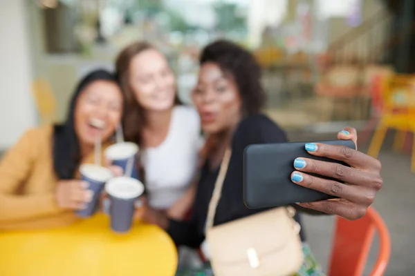 Kobieta Jasnoniebieskim Lakierem Paznokci Robi Selfie Najlepszymi Przyjaciółmi Kawiarni Selektywne — Zdjęcie stockowe