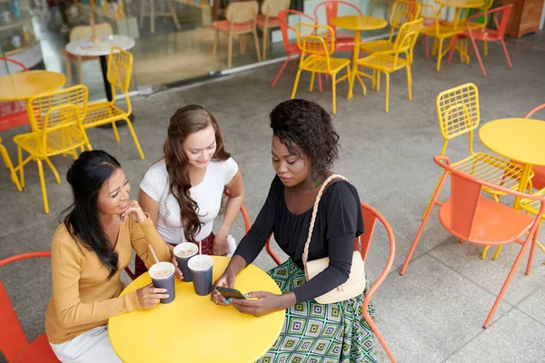 Group Female Friends Sitting Cafe Table Drinking Iced Tea Discussing — Stock Photo, Image