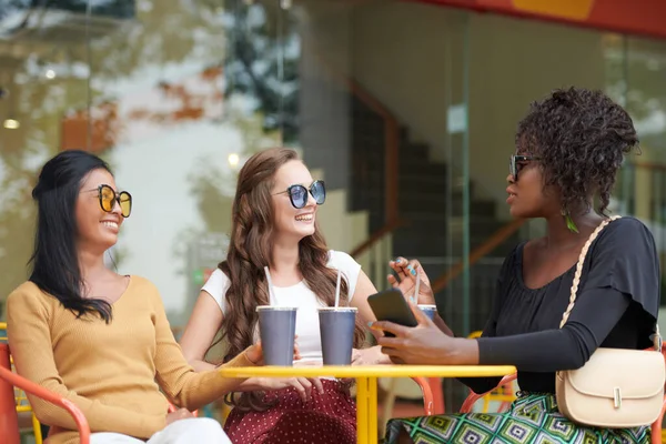 Genç Bir Kadın Dışarıdaki Kahve Masasında Oturan Arkadaşlarına Ilginç Bir — Stok fotoğraf