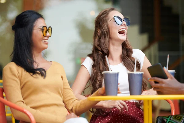 Young Women Singlasses Joking Laughing Meeting Outdoor Cafe Suturday Afternoon — Stock Photo, Image