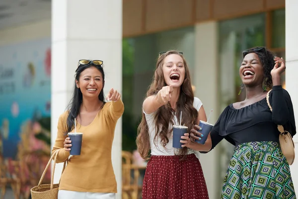 Group Female Friends Standing Street Laughing Pointing Camera — Stock Photo, Image