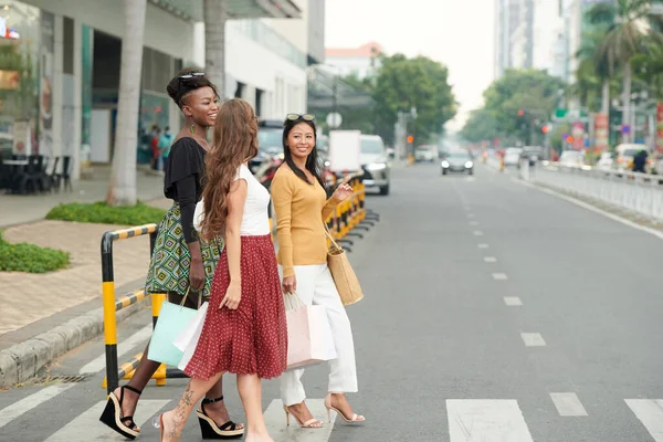 Mulheres Jovens Sorridentes Elegantes Conversando Cruzar Estrada Centro Cidade — Fotografia de Stock