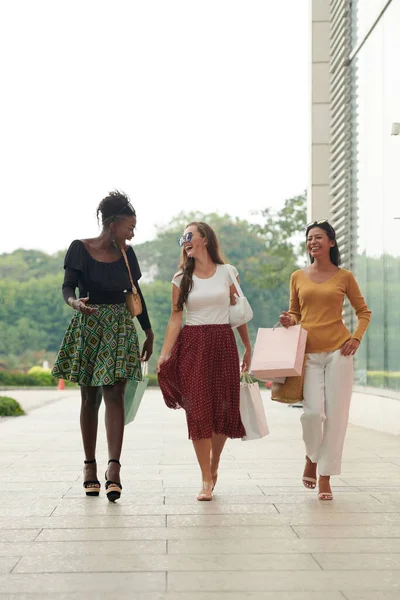 一緒にモールで買い物をした後に屋外を歩く幸せな興奮多民族女性の友人 — ストック写真