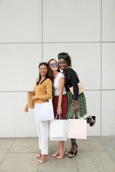 Mujeres Jóvenes Sonrientes Con Muchas Bolsas Papel Posando Aire Libre — Foto de Stock