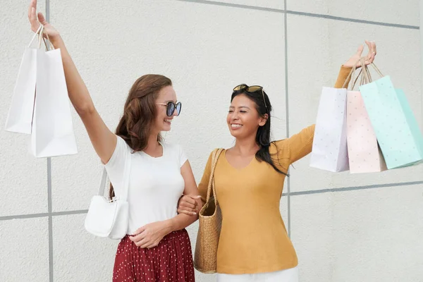 Mulheres Muito Jovens Levantando Sacos Compras Sorrindo Para Outro — Fotografia de Stock