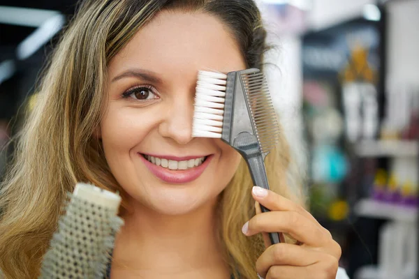 Gezicht Van Glimlachende Haarstylist Die Een Oog Bedekt Met Plastic — Stockfoto