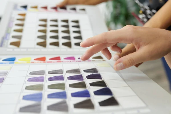 Imagen Primer Plano Mujer Que Elige Color Tinte Para Cabello — Foto de Stock
