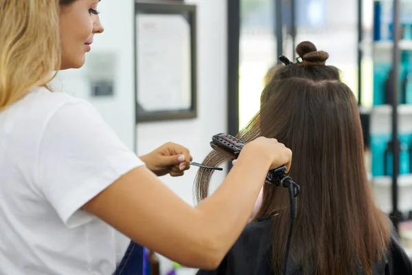 Hairdresser Straightening Long Hair Female Client Hot Tool — Stock Photo, Image