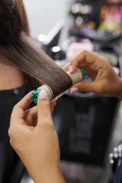 Saç Tasarımcısının Yakın Plan Görüntüsü Saç Modelinin Yuvarlak Kısımlarını Sarar — Stok fotoğraf