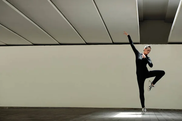 Schlanke Junge Frau Schwarzen Trainingsanzug Beim Einüben Des Tanzes — Stockfoto