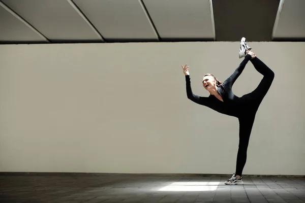 地下駐車場やガレージで行う興奮した柔軟な女性ダンサー — ストック写真