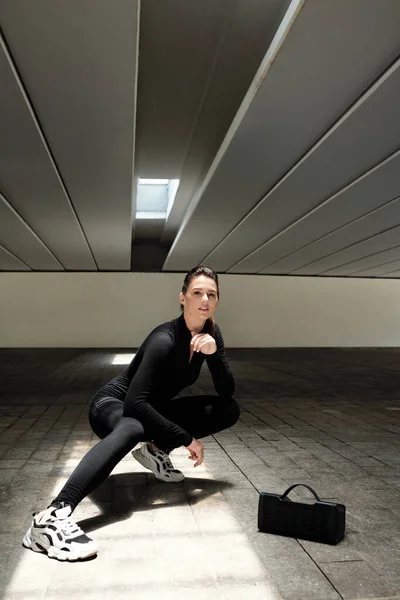 Leende Kvinnlig Urban Dansare Som Uppträder Till Musiken Bärbar Högtalare — Stockfoto