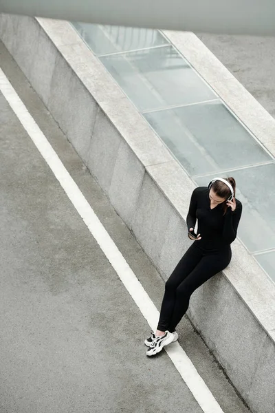 Kadın Koşucu Eğitimden Sonra Dinleniyor Kulaklıkla Müzik Dinliyor — Stok fotoğraf