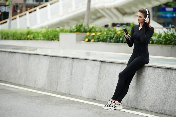 Fit Schlanke Junge Sportlerin Checkt Anwendung Auf Smartphone Und Hört — Stockfoto