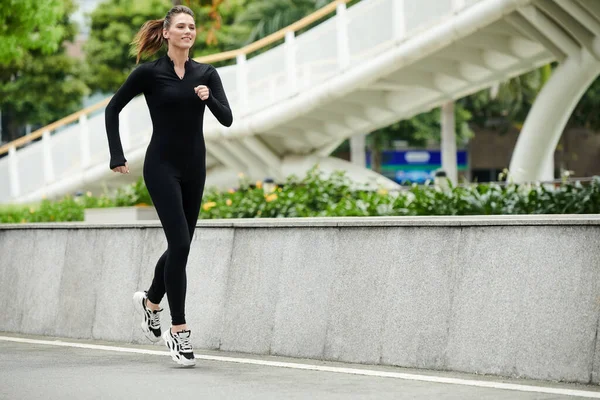 Šťastná Mladá Sportovkyně Jogging Venku Dopoledních Hodinách Při Tréninku Maraton — Stock fotografie