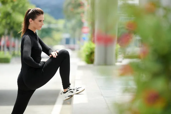 Odhodlaná Mladá Sportovkyně Protahuje Nohy Běhu Aby Udržela Svaly Pružné — Stock fotografie