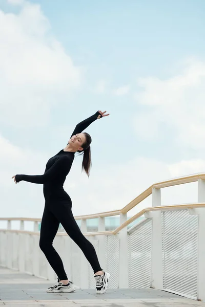 Glad Smal Passform Kvinnlig Balettdansare Njuter Dans Bryggan — Stockfoto