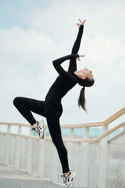 Leende Urban Balettdansare Hoppar Luften När Han Uppträder Utomhus — Stockfoto