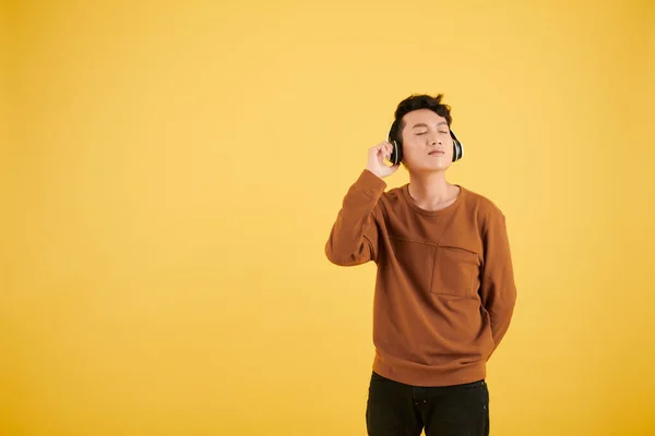 Вьетнамский Юноша Наушниках Закрывает Глаза Слушая Свою Любимую Музыку — стоковое фото