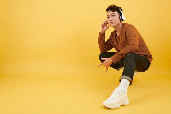 Asian Young Man Listening Rock Music Headphones — Stock Photo, Image